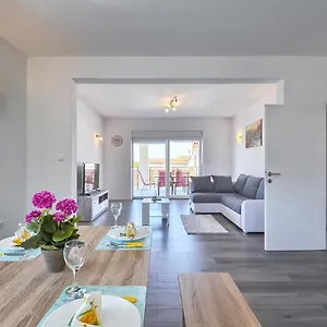  Apartment Alexandria